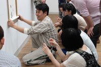 プロに学ぶ~梱包開封、作品を掛ける実践