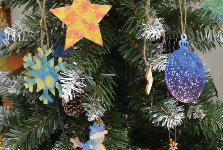 岩絵具や金銀箔を使ってクリスマスオーナメントを作ろう！