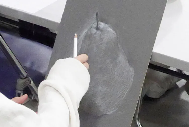 光でかたちをつくる —暗色の紙に白い描画材で描こう！—