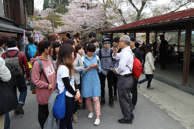 桜の満開時期だったので、参道は大賑わいでした。