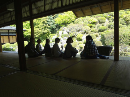 お庭を背景に