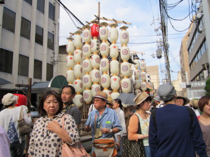 霰天神山の駒形提灯