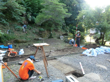 平成24年に行われた村上家庭園発掘の様子。池がすべて埋まっていたことがわかります。