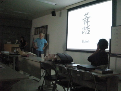 左の水色のシャツが舞踏家の向雲太郎さん 右の眼鏡を掛けているのが堂本先生です。