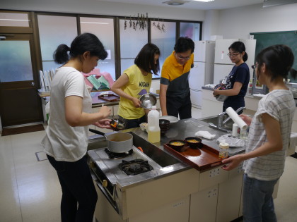 食事もみなで自炊です。