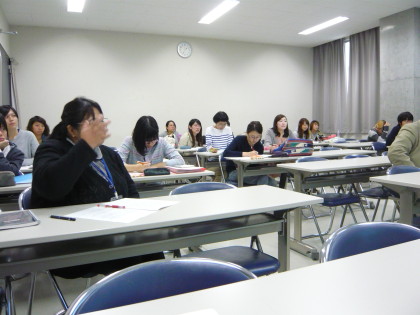 違うゼミに所属している同級生の発表を聞きます（3回生進級論文中間発表）