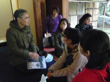 圓徳院ではお庭を見ながら、仲先生の解説。贅沢空間。