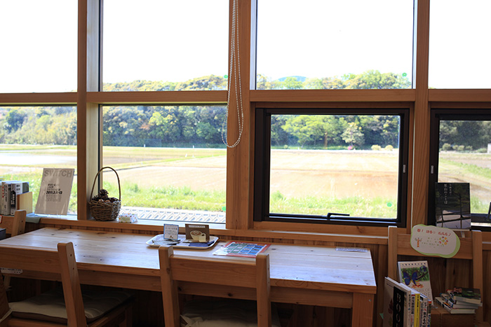 図書館の窓のむこうには里山の風景がひろがる