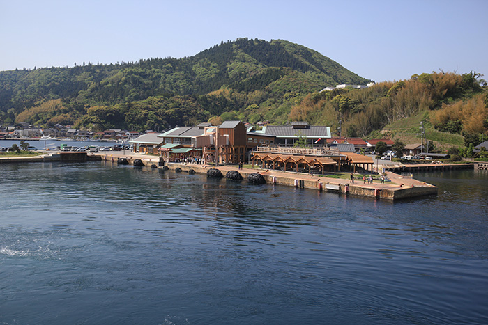 海士町の玄関となる菱浦港。観光協会やきんにゃもにゃセンターなどが集まる。