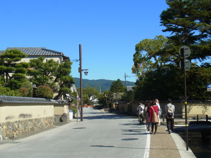 穏やかな上賀茂社家町を歩く