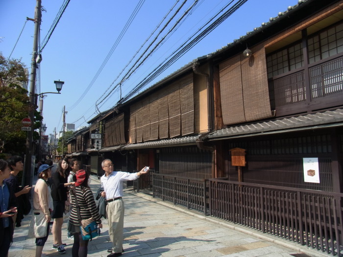 祇園新橋　前田先生から茶屋様式の町家の説明を聞きました。