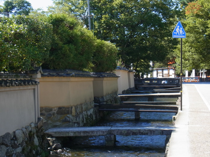 明神川沿いのそれぞれの社家に繋がる石橋