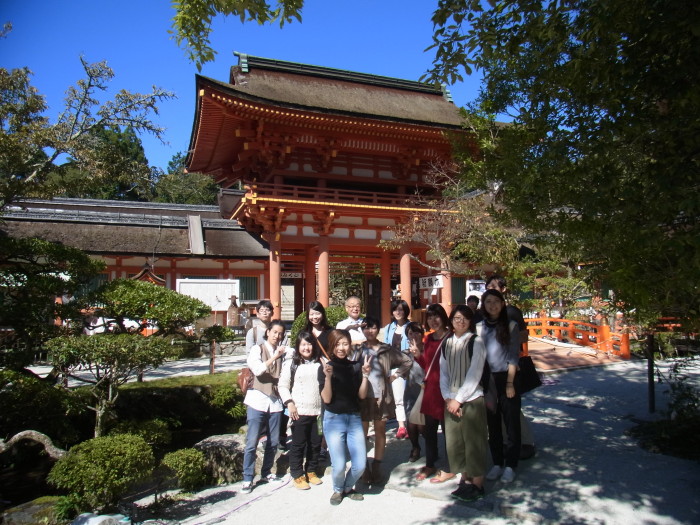 上賀茂神社の桜門と玉橋を背景に記念撮影