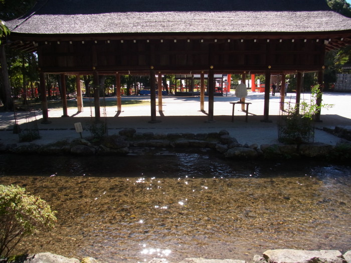 上賀茂神社の境内に流れる明神川