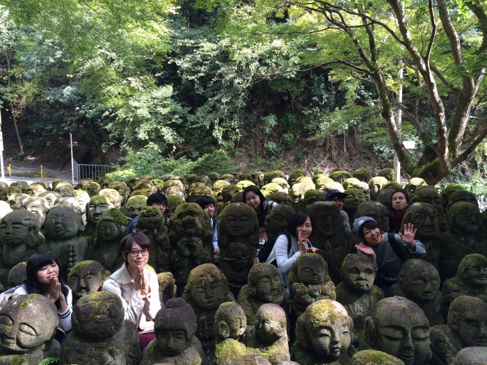 愛宕念仏寺のそれぞれの顔が異なる羅漢たちの中で