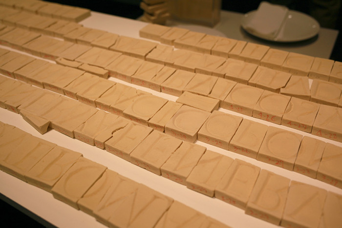 高野豆腐に文字を刻んだ作品