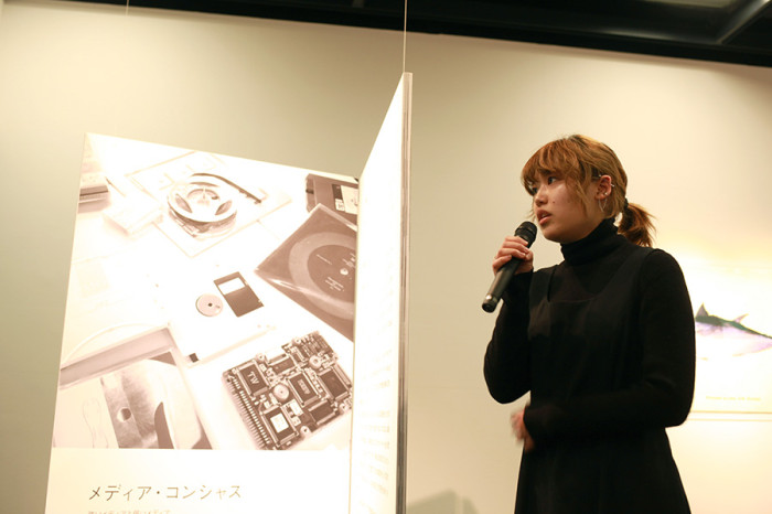 藤本由紀夫先生のレクチャーについて報告する牧野佐耶さん(2回生)