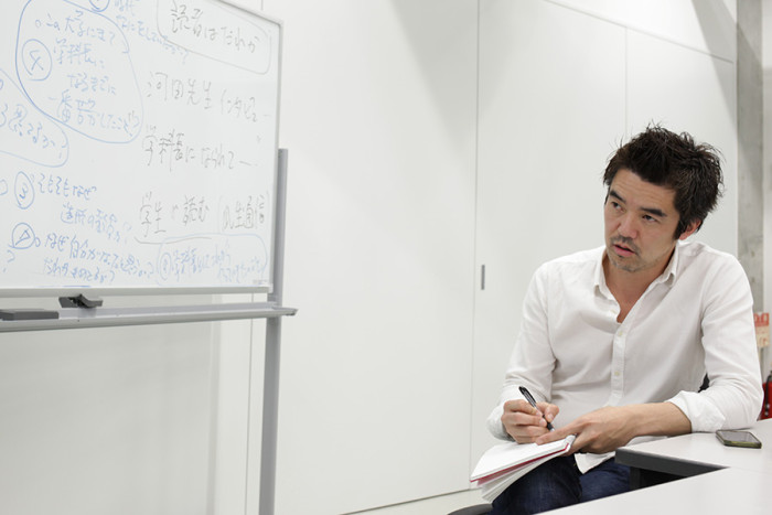 近藤さんにインタビューしてもらいました。メモをとりながら話を聞くところに注目!