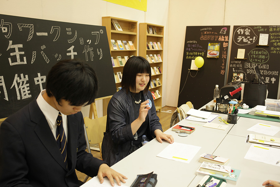 俳句のつくり方を指導中の中野さん(右)