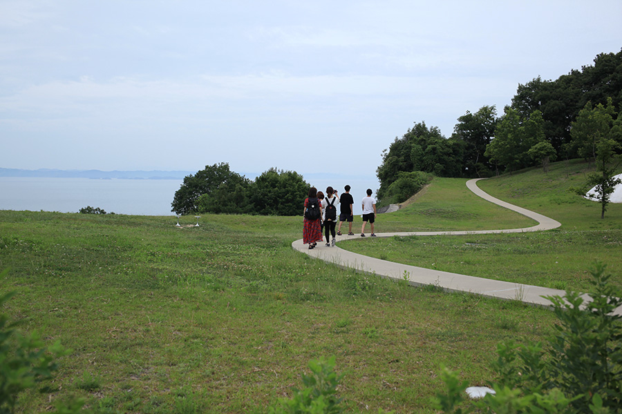 豊島美術館