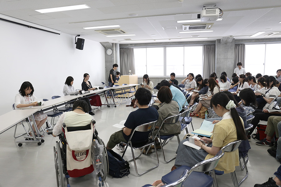 昨年の前期合評会の様子