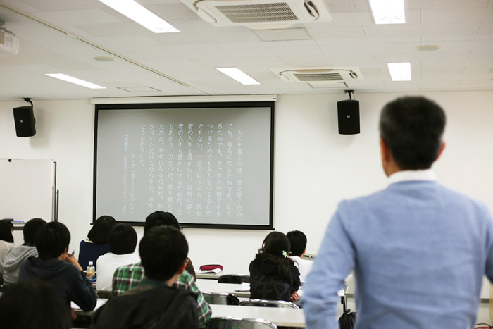 スティーブン・キング著『書くことについて』の一文。聴講に来てくださっていた、元NHKアナウンサー・中村淳平先生に朗読をしていただきました。先生の良い声で聞くとさらに沁みいります。ちなみ、中村先生には本講義4回目にお越しいただきます