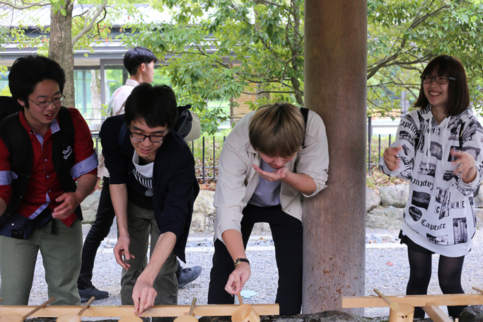 「手水（てみず）」と言って参拝前には手を洗います。よく分からず、戸惑う子もいましたが、神社に詳しい学生がみんなにレクチャーしてくれていました。