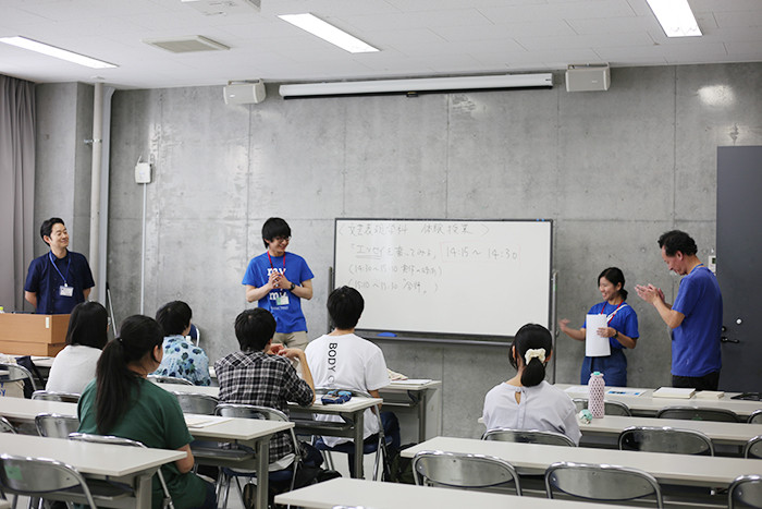 今回「エッセイを書こう」を担当してくださったのは、小説家の辻井南青紀先生(左端)