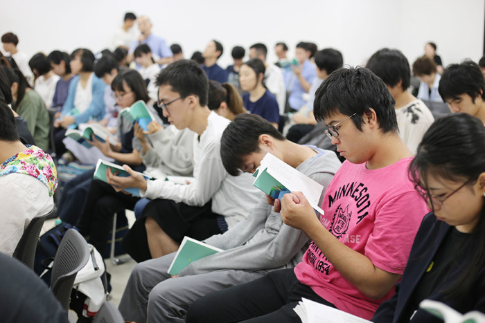 期末合評会では、選抜された学生たちの作品を小冊子にして配布しています。