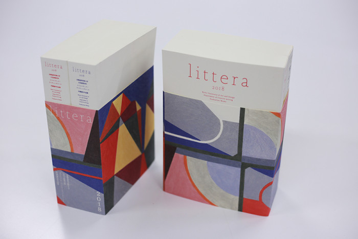 過去最高の厚みとなった『littera 2018』。表紙を担当してくださった、情報デザイン学科の鈴木茉弓さんも卒業展に出品されますので、そちらもどうぞお楽しみ。