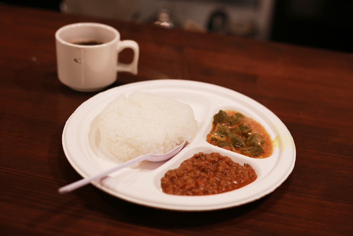 学科長・河田先生特製カレー。スパイシーな香りと野菜の甘みが美味しく、イベント中盤では完売しました◎