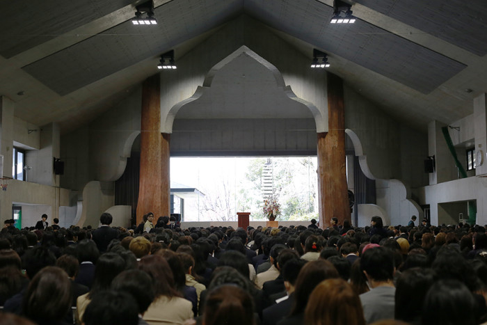 入学式会場・講堂の様子。年々、新入生が増えているので会場はいっぱいです。