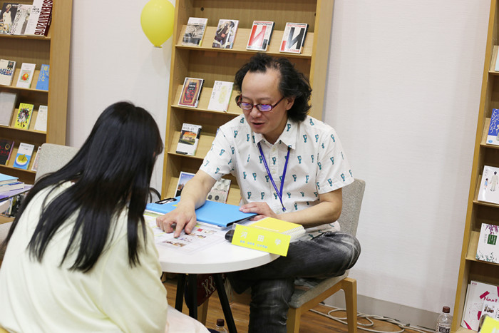 文学研究家で文芸表現学科学科長の河田先生。