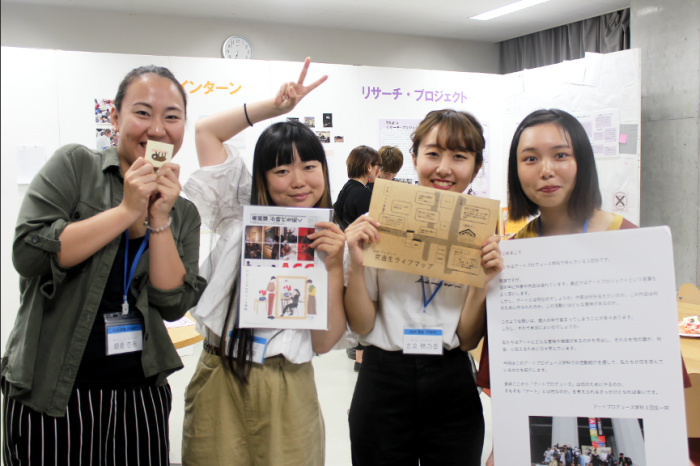 今回展示をがんばってくれた、3回生女子たち。
