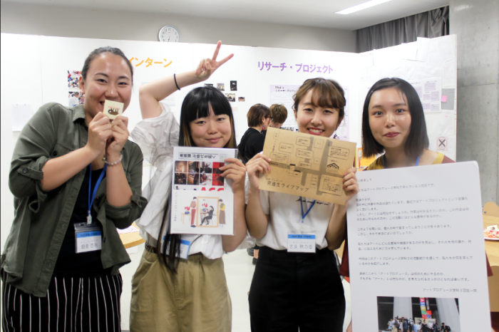 今回展示をがんばってくれた、３回生女子たち。