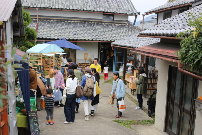 取材したKIRI CAFEで開催された「農マルシェ」の様子。