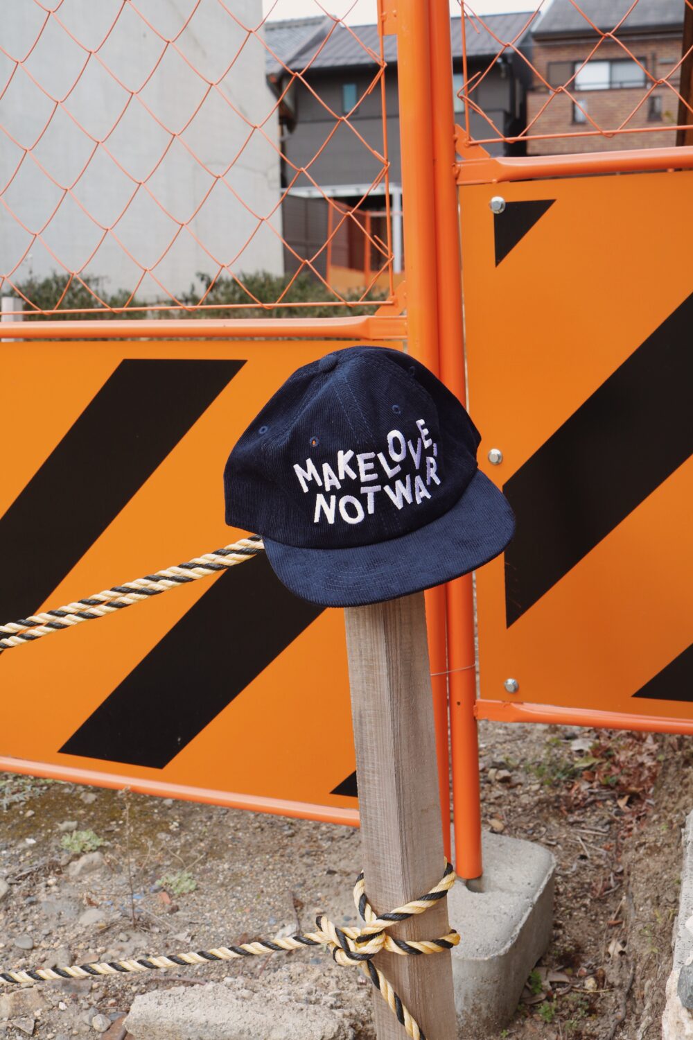 MAKE LOVE, NOT WAR キャップ