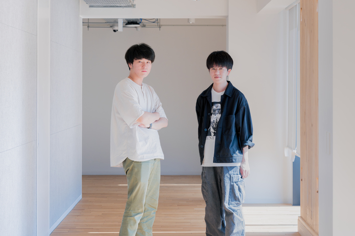 情報デザイン学科 3年 猪本倖汰さん(左)、 佐伯佳蓮さん(右)