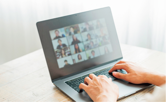 教員やスタッフがオンラインで学びやキャリアをサポート