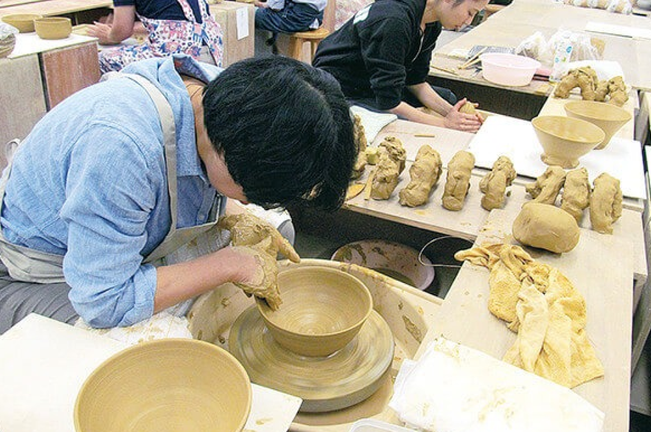 ろくろによる成形を学ぶ