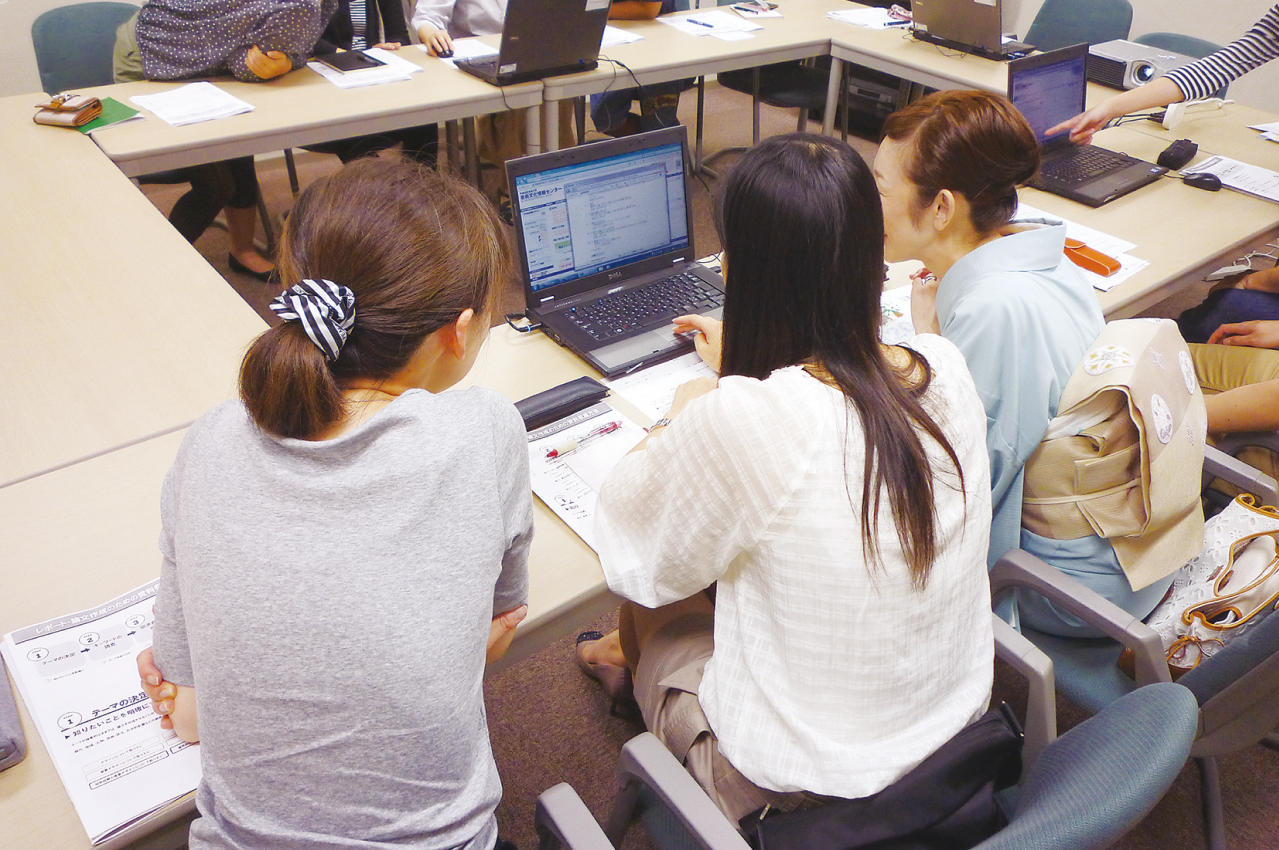 ゼミ形式で合評を行います