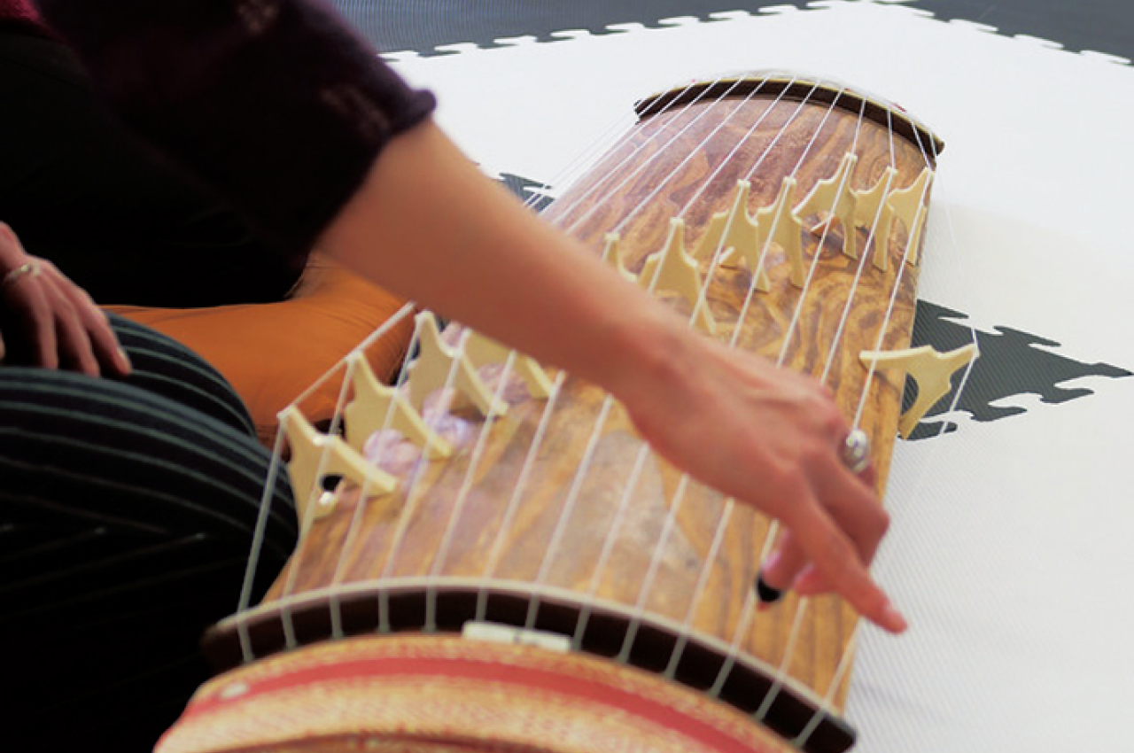 実際に箏に触れる