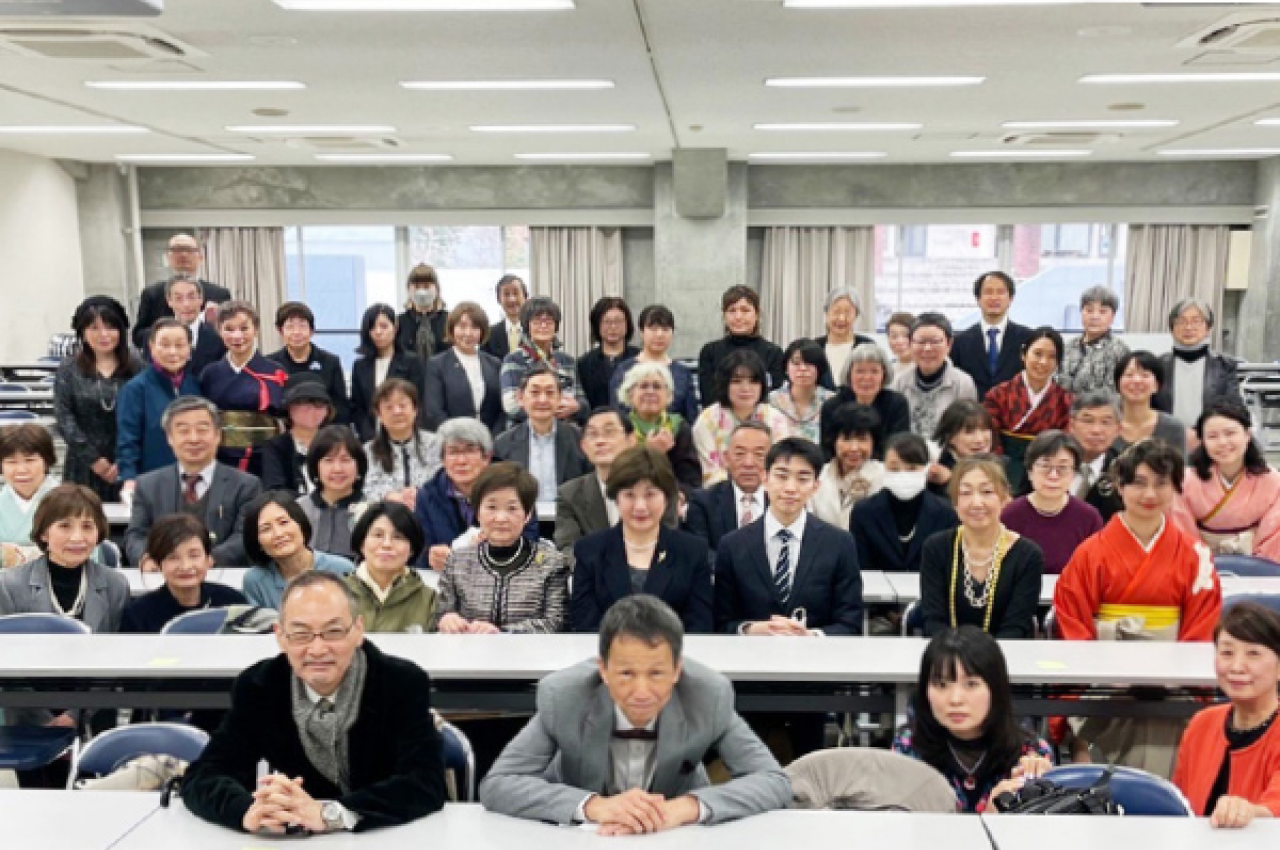 卒業を支える級友たち