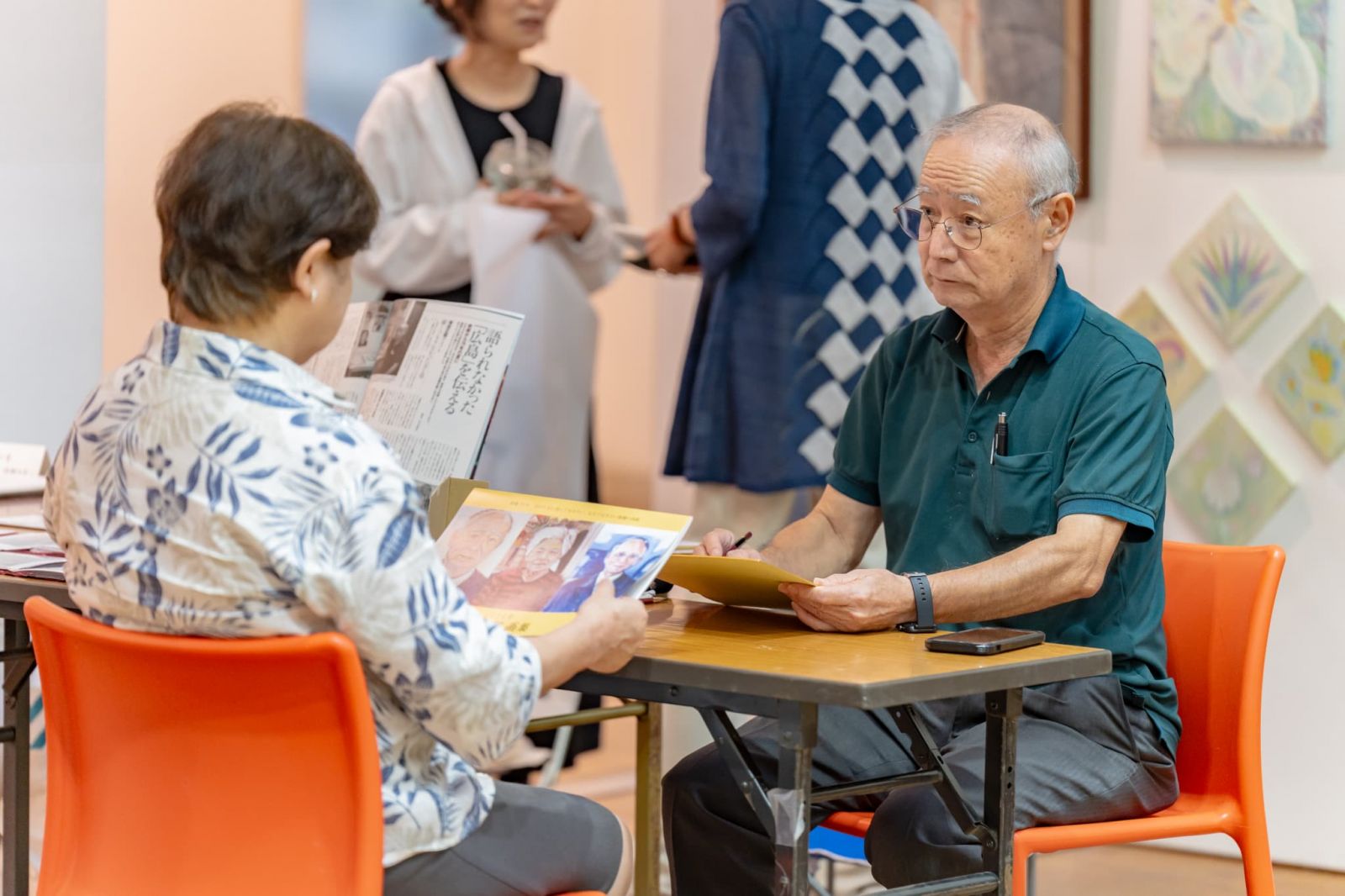 吉川学長の似顔絵を描く洋画コース修了生・増田正昭さん