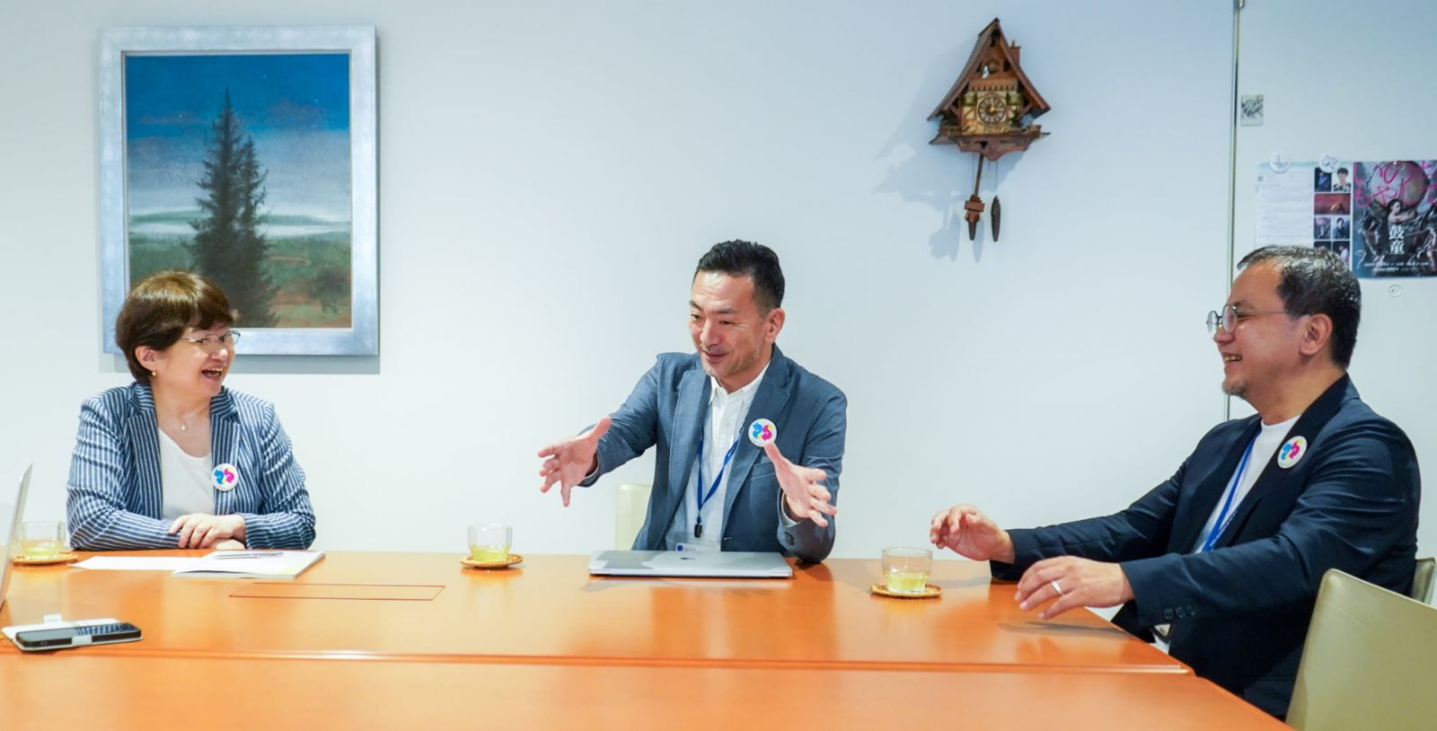 左から吉川左紀子学長、上田篤副学長、上原英司学生部長