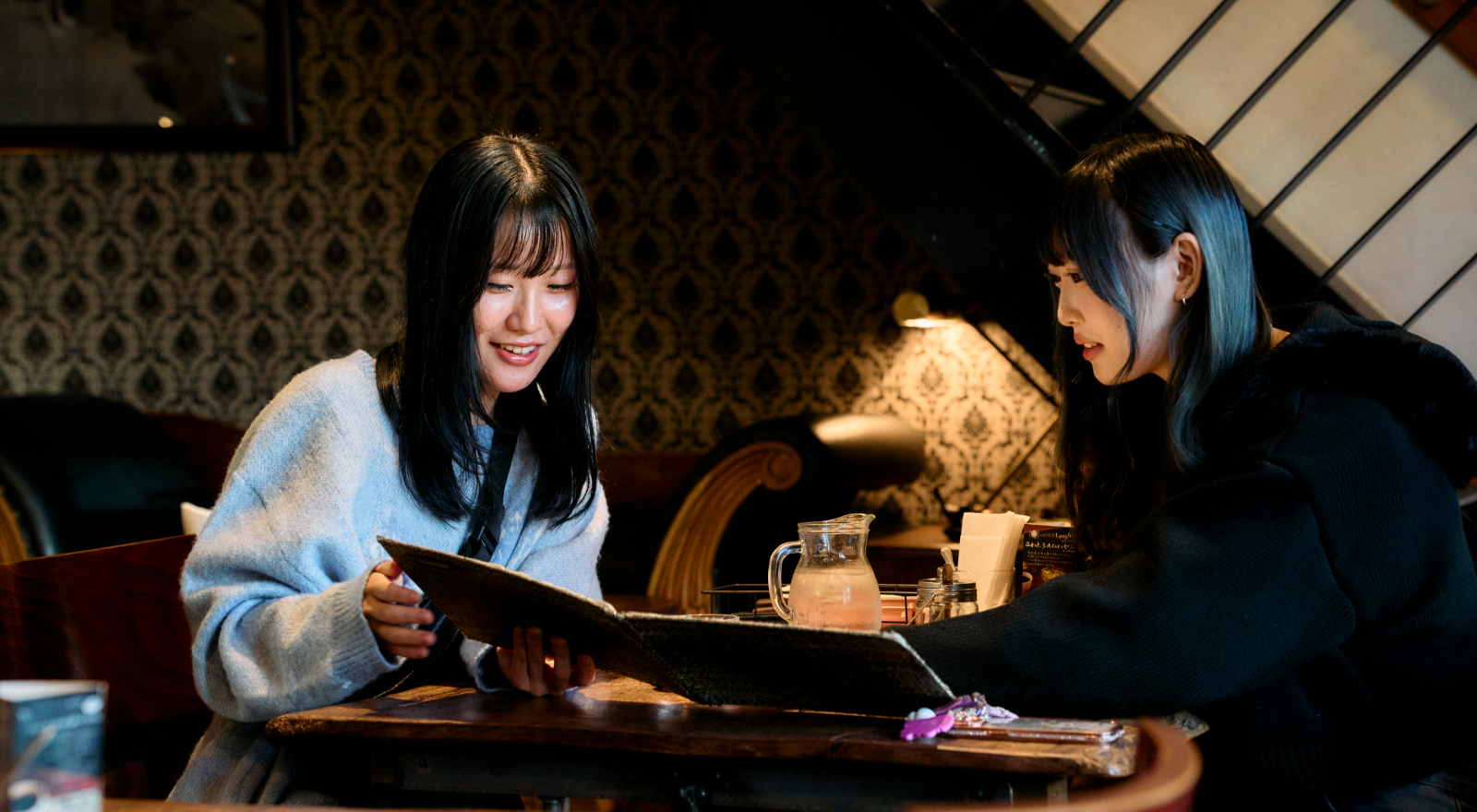 カフェで友人と話をする太田さん