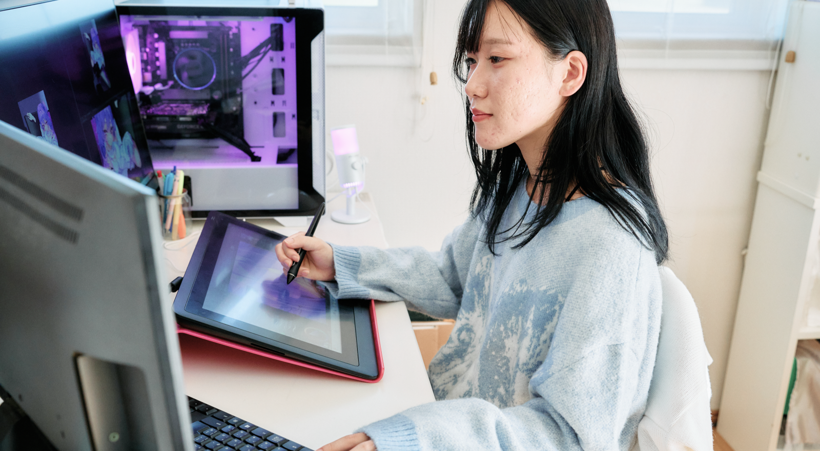 イラストを描く太田さん