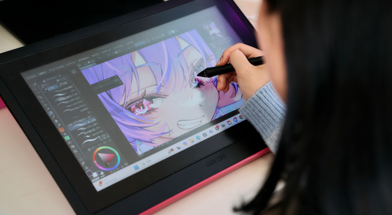 イラストを描く太田さん